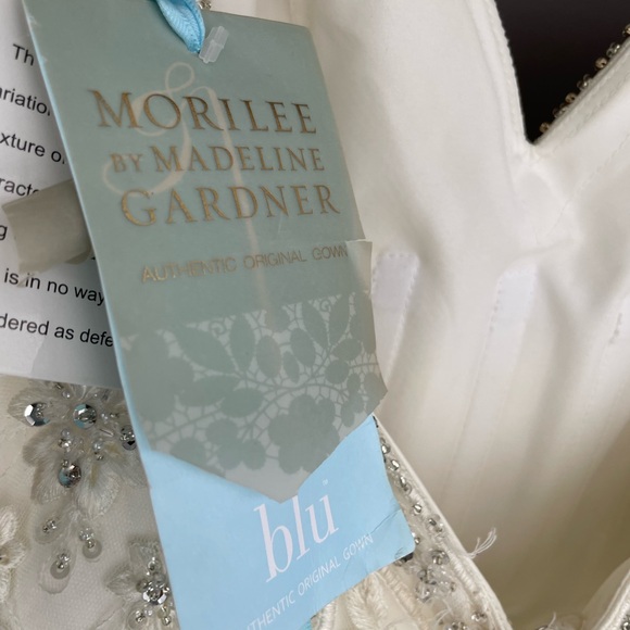 Never worn wedding dress with tags on - Picture 4 of 9